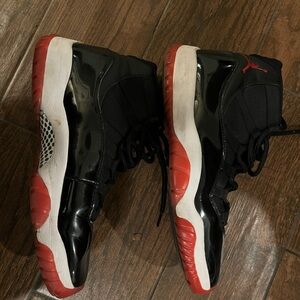 Jordan Retro 11’s black and red